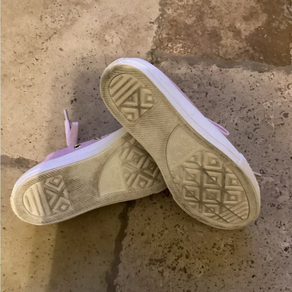 Size 2- Converse Chuck Taylor All Star Low Frilly Thrills Pink Foam suede Q2
